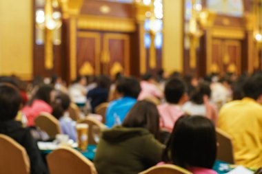 Bulanık insanlar otel iş geçmişindeki iş seminer odasında oturuyorlar.