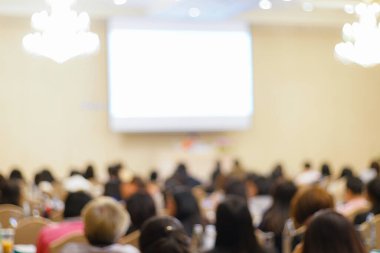 Bulanık insanlar otel iş geçmişindeki iş seminer odasında oturuyorlar.