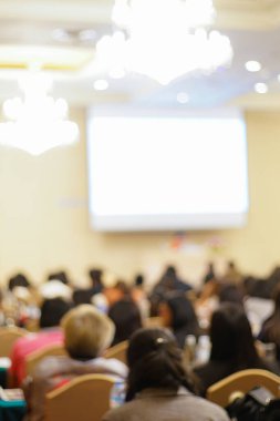 Bulanık insanlar otel iş geçmişindeki iş seminer odasında oturuyorlar.