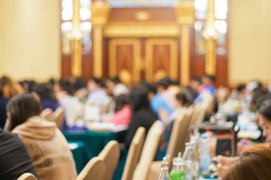 Bir grup insan otel odası iş toplantısında seminer veriyor.