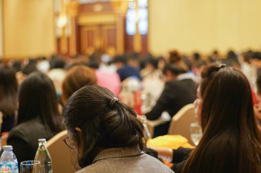 Bulanık insanlar otel iş geçmişindeki iş seminer odasında oturuyorlar.