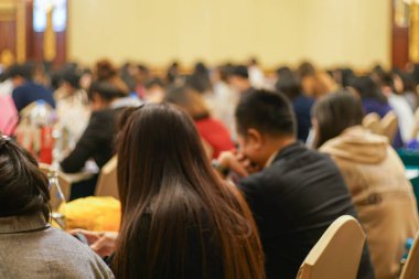 Bulanık insanlar otel iş geçmişindeki iş seminer odasında oturuyorlar.