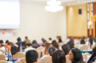 Bulanık insanlar otel iş geçmişindeki iş seminer odasında oturuyorlar.