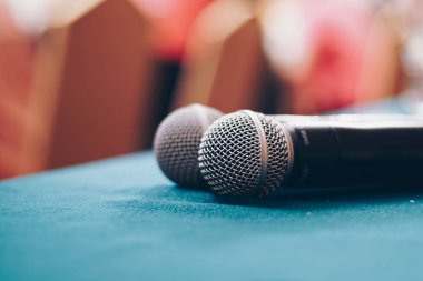 Soyut bulanık konferans salonu iş semineri üzerine mikrofon.