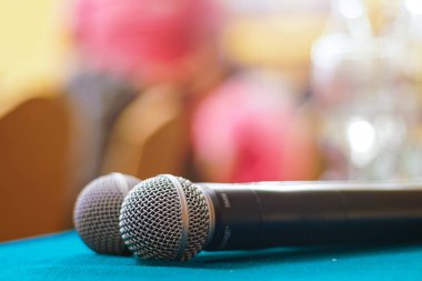 Soyut bulanık konferans salonu iş semineri üzerine mikrofon.