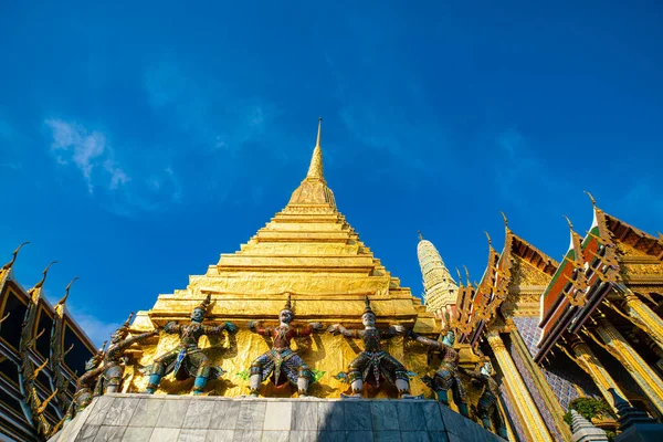 王宫大殿中的翡翠佛像观光台在泰国曼谷旅行 — 图库照片