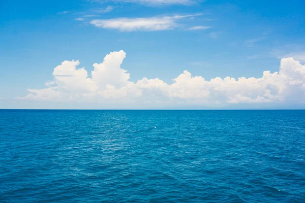 Mer Bleu Profond Avec Ciel Nuage Nature Paysage Vacances Été — Photo