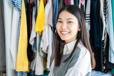 Ticari zeki girişimci moda kadınları küçük iş elbisesi geçmişinde gülümsüyor.