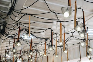 Kafenin tavanında sanat eseri bir lamba demeti.