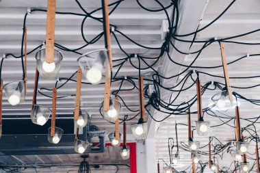 Kafenin tavanında sanat eseri bir lamba demeti.