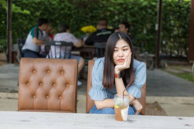 Kahve dükkanında buzlu kahve içen güzel kadınlar.