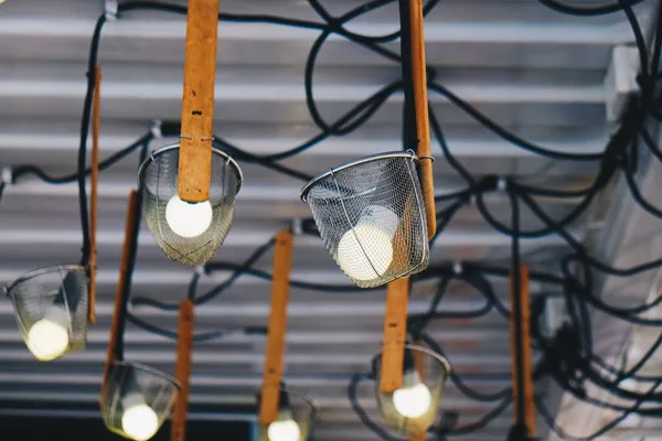 Kafenin tavanında sanat eseri bir lamba demeti.