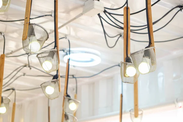 Kafenin tavanında sanat eseri bir lamba demeti.