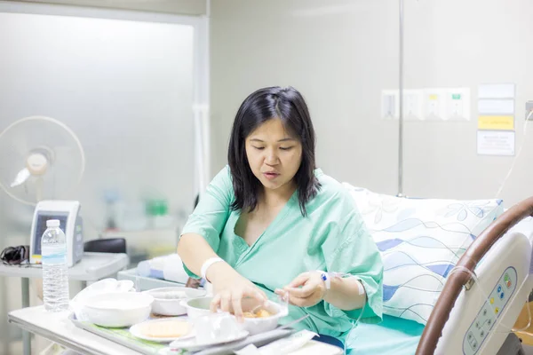 Happy Female Pacient Enjoying Meal Hospital Bed Pacient Hospital Concept — Stock fotografie