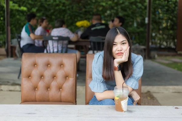 Mooie Vrouwen Drinken Ijs Koffie Plastic Beker Coffeeshop — Stockfoto