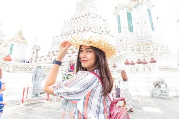 Ženy Nosí Letní Klobouk Chůze Cestovat Chrámu Úsvitu Wat Arun — Stock fotografie