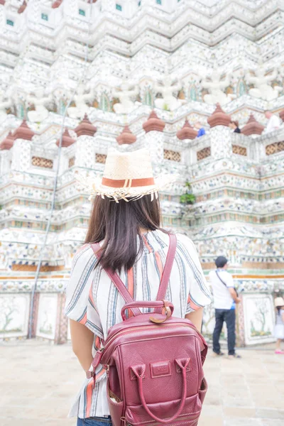 Donne Indossano Cappello Estivo Piedi Viaggiare Nel Tempio Dell Alba — Foto Stock