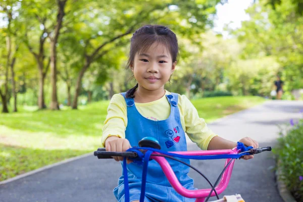Şehir Parkında Bisikletli Küçük Bir Kız — Stok fotoğraf