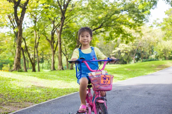 Şehir Parkında Bisikletli Küçük Bir Kız — Stok fotoğraf