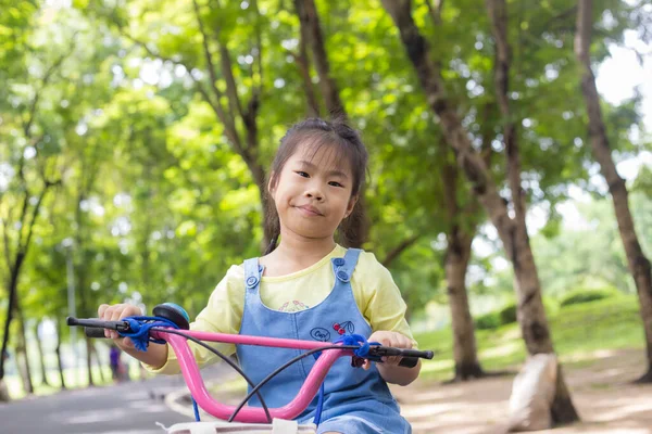 Liten Flicka Med Cykel Staden Offentlig Park Natur Rekreation Aktivitet — Stockfoto