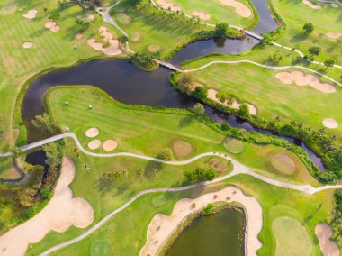 Yeşil çayır golf sahası spor arka plan hava görüntüsü
