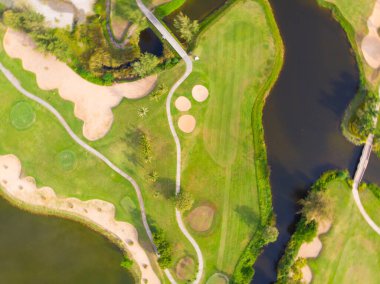 Yeşil çayır golf sahası spor arka plan hava görüntüsü