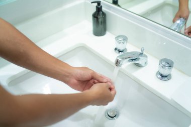 Kadınlar otel havzasında el yıkaması yapıyorlar.
