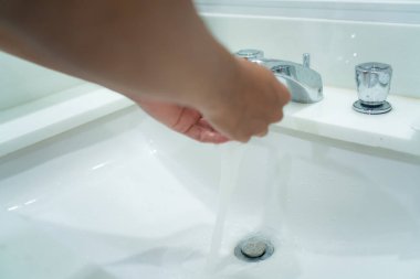 Kadınlar otel havzasında el yıkaması yapıyorlar.
