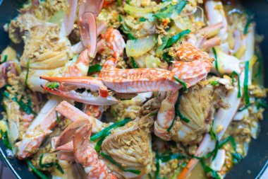 Baharatlı köri deniz yengeci yiyeceği diske kapanıyor.