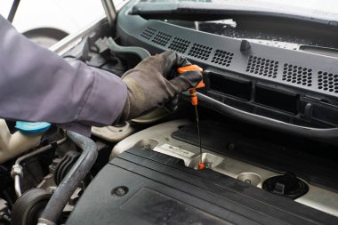 Tamirci elle kontrol ediyor. Motor yağı bakım aracı.