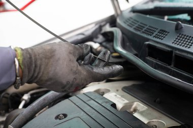 Tamirci elle kontrol ediyor. Motor yağı bakım aracı.