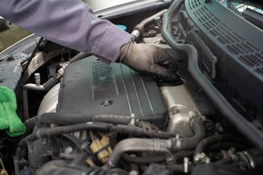 Tamirci elle kontrol ediyor. Motor yağı bakım aracı.