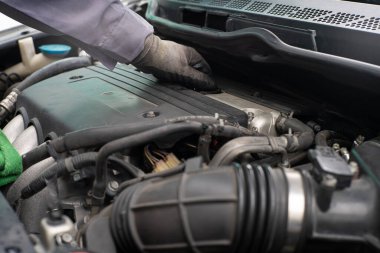Tamirci elle kontrol ediyor. Motor yağı bakım aracı.
