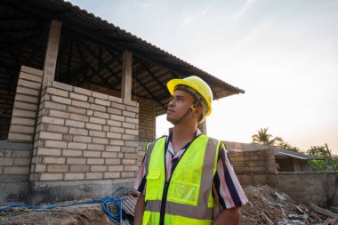 Konut projesindeki inşaat şantiyesinde ustabaşı teftişi