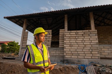 İnşaat mühendisliği teftişi tablet bilgisayarlı şantiye binasında