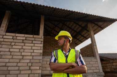 Konut projesindeki inşaat şantiyesinde ustabaşı teftişi