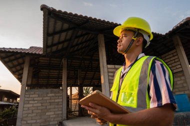 İnşaat mühendisliği teftişi tablet bilgisayarlı şantiye binasında