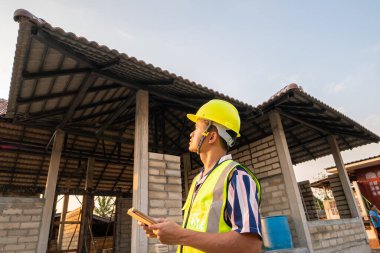 İnşaat mühendisliği teftişi tablet bilgisayarlı şantiye binasında