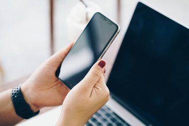 Kadınlar el ele tutuşan akıllı telefon ekranı laptopla çalışırken konsept oluşturur
