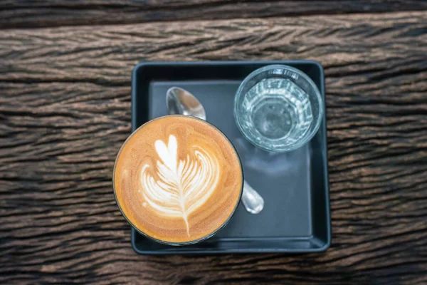 Gorąca Kawa Latte Szklanym Kubku Drewnianym Gorącym Napoju — Zdjęcie stockowe