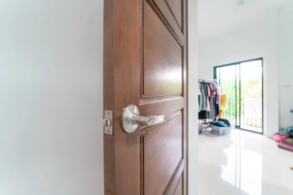 中を見る現代の白い部屋で茶色の木製のドアをチーク — ストック写真