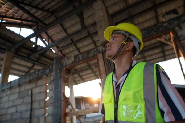 Foreman Inspekterar Byggarbetsplatsen Bostadshus Bostadsprojektet — Stockfoto