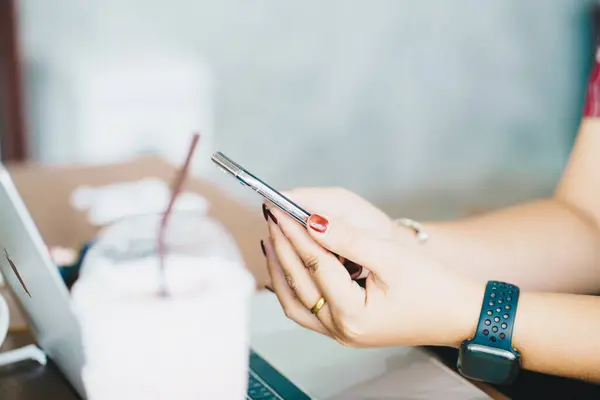 Mulheres Mão Segurar Tela Smartphone Trabalhando Com Laptop Simular Conceito — Fotografia de Stock