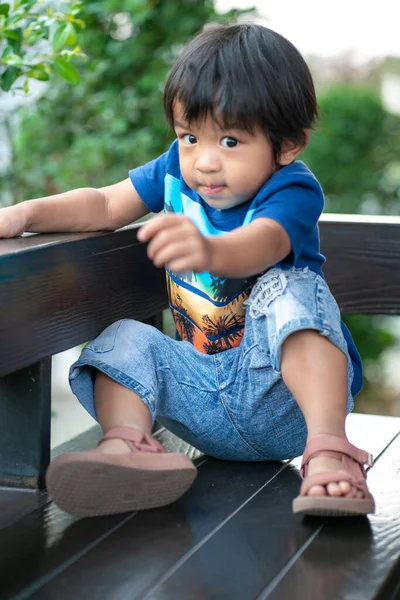 Sevimli Çocuk Kahve Restoranında Oturup Yiyecek Içecek Bekliyor — Stok fotoğraf