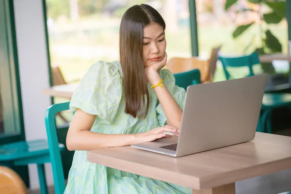 Las Mujeres Negocios Que Trabajan Línea Con Ordenador Portátil Sittingin — Foto de Stock