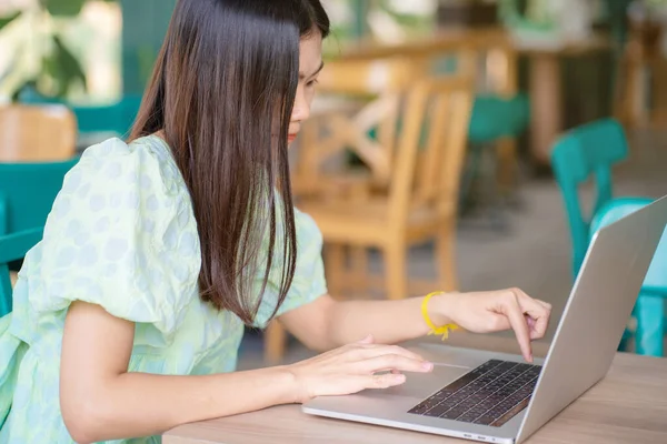 Businness Women Working Online Laptop Computer Sittingin Green Toned Cafe — Stock Photo, Image