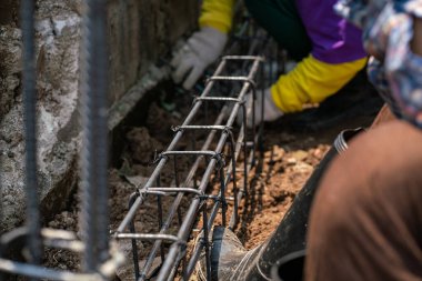 Metal RB bina beton duvar inşaat sahası ile beton direk