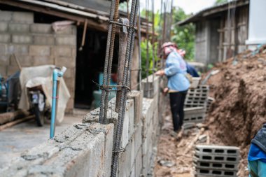 İnşaat alanı duvarında çimento betonu anketi. Yeni ev konsepti.
