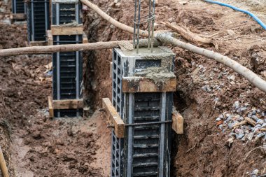 İnşaat alanı duvarında çimento betonu anketi. Yeni ev konsepti.