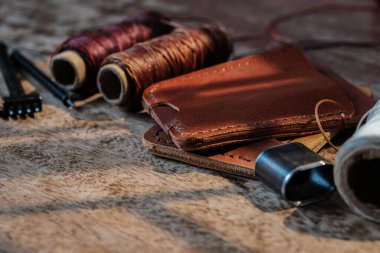 Hakiki deri kart tutucu cüzdanı ve ahşap arka plan işçiliği ile çalışıyor